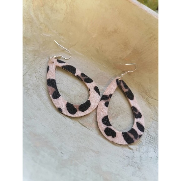 Faux Fur Cheetah Hollow Out Teardrop Dangle Earrings - Picture 4 of 9